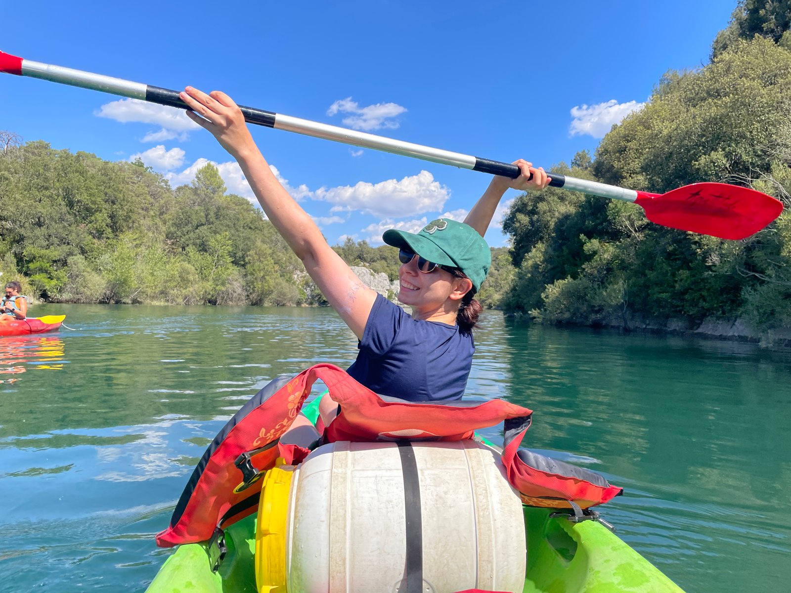 Sophie faisant du kayak en pleine nature